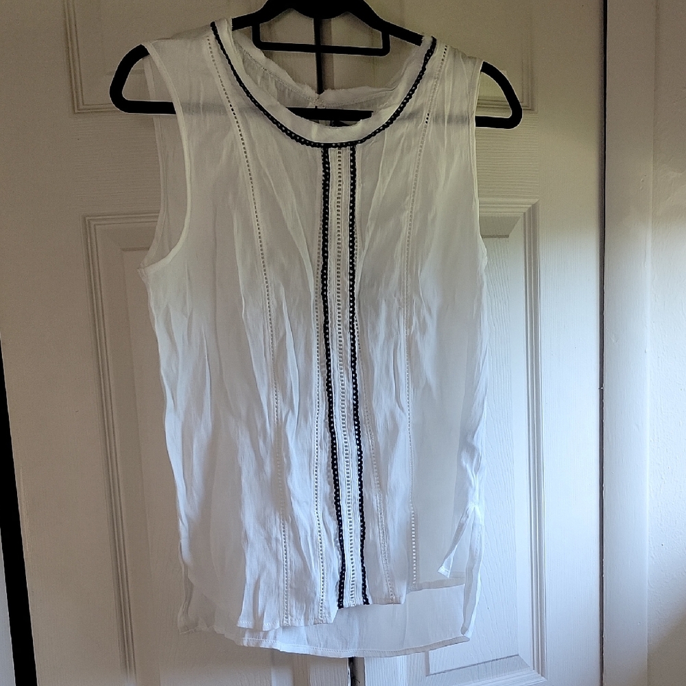 Elegant White Sleeveless Tank Top with Collar